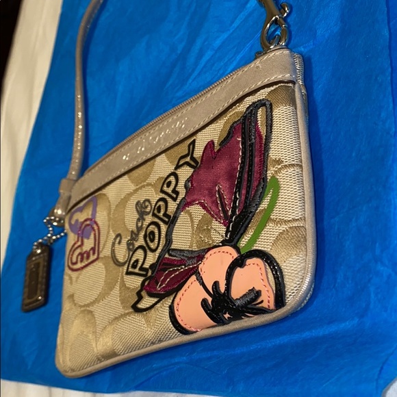 Coach canvas poppy wristlet w bonus gift 🤩 - Picture 3 of 6